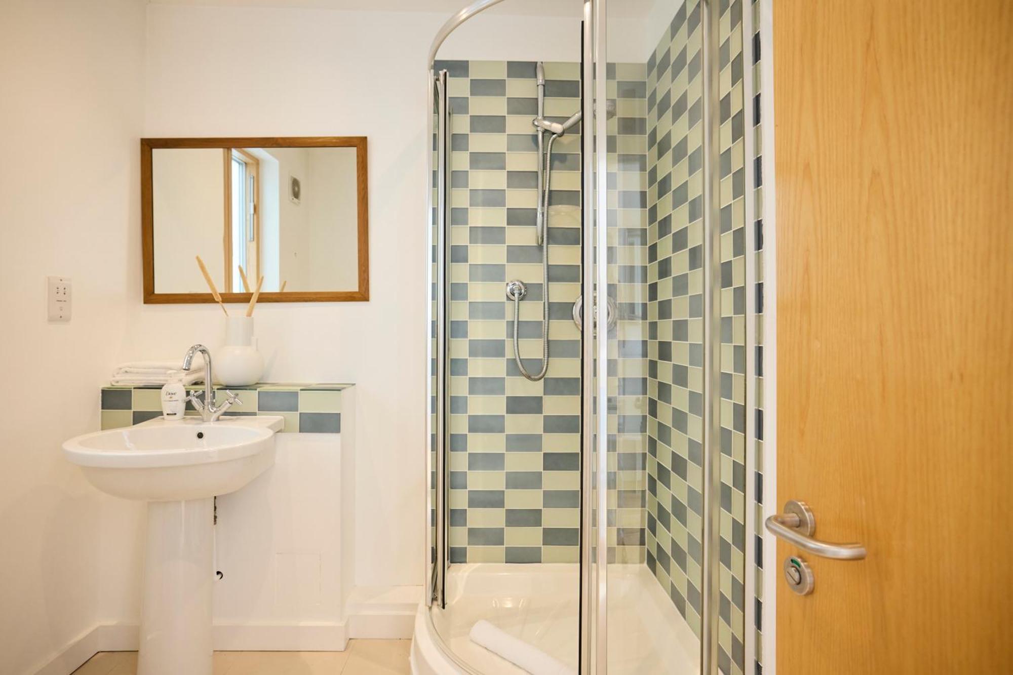 런던 The Putney Wonder - Dazzling 3Bdr Flat With Garden 아파트 외부 사진